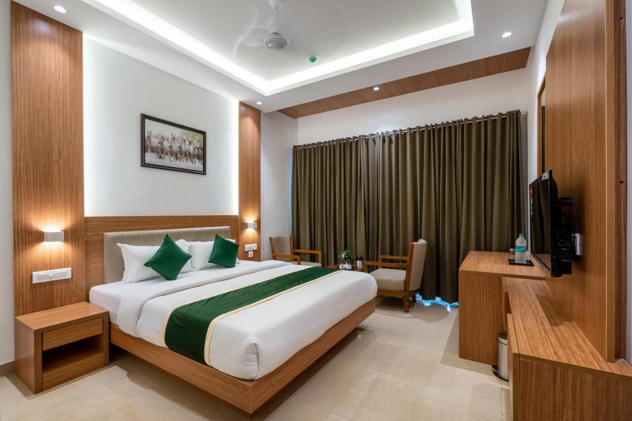 Hotel Panoramic Kochi Bagian luar foto